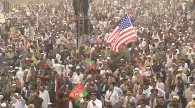 پاکستان تحریک انصاف کے صوابی جلسے میں امریکی جھنڈا لہرا دیا گیا