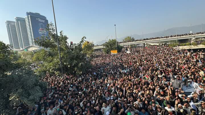 پی ٹی آئی کا احتجاجی قافلہ ڈی چوک پہنچ گیا، فوج نے مظاہرین کو گلے لگا لیا