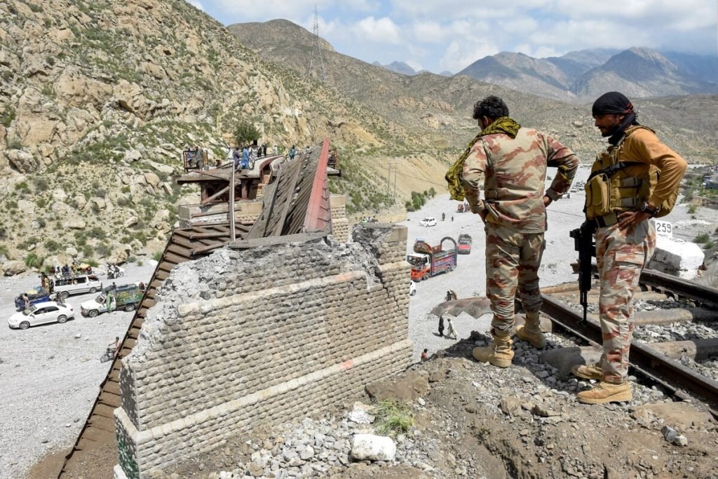 بلوچستان کے درہ بولان میں مسافر ٹرین پر حملہ، انجن ڈرائیور سمیت 10 افراد جاں بحق