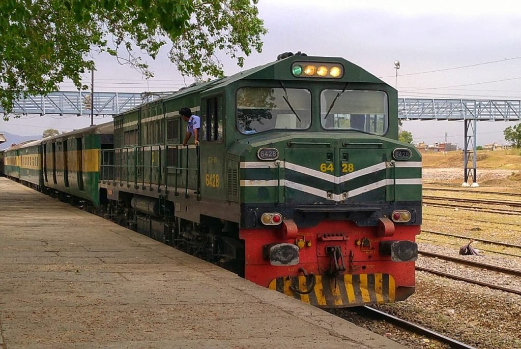ریلوے حکام کی جانب سے سکیورٹی سخت، جعفر ایکسپریس دوبارہ اپنے سفر پر روانہ