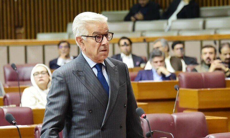 خواجہ آصف کی پی ٹی آئی پرشدیدتنقید:جعفرایکسپریس حملے کوسیاست کاشکاربنانےکاالزام