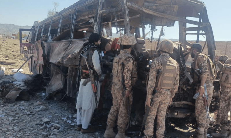 نوشکی میں ایف سی کے قافلے پر خودکش حملہ، 3 اہلکاروں سمیت 5 افراد شہید، متعدد زخمی