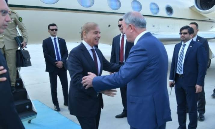 ترکیہ میں شہباز شریف کی آمد، دفاعی و سفارتی حکام نے شاندار استقبال کیا