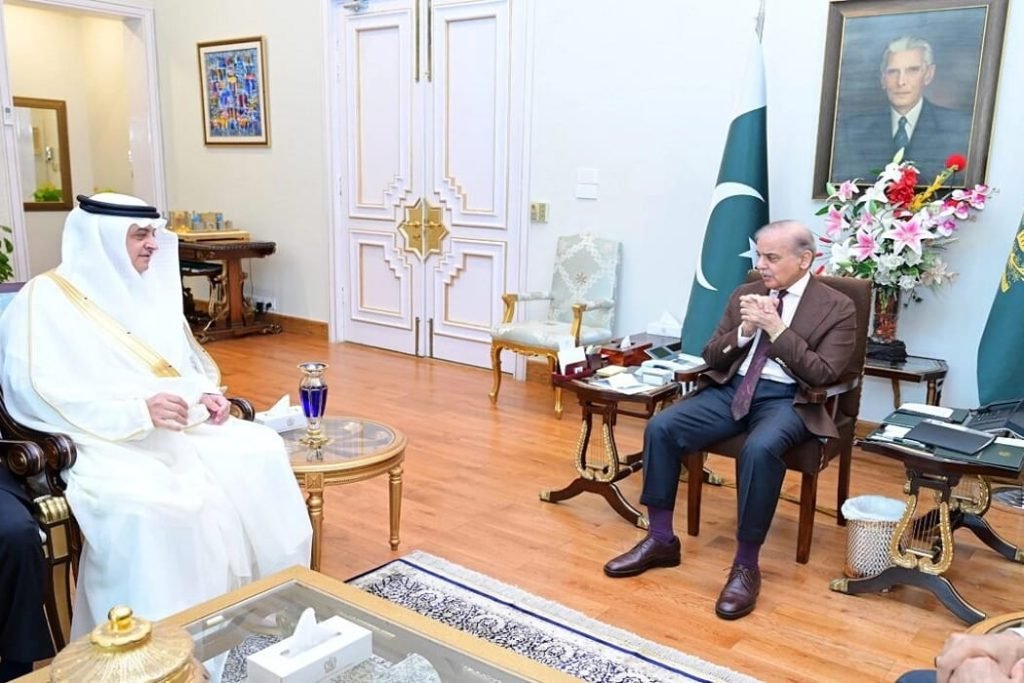 وزیراعظم شہباز شریف کی خطے میں امن کے لیے سفارتی سرگرمیاں تیز، سعودی و قطری حکام سے بات چیت