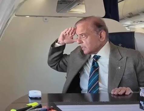 سعودی عرب پہنچتے ہی عزت افزائی کا منفرد مظاہرہ:وزیرِاعظم شہباز شریف کو ایف 15 طیاروں نے فضائی سلامی دی