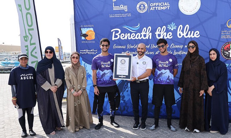 ابوظہبی نےسمندرکی صفائی میں عالمی ریکارڈقائم کردیا،تین سوڈائیورزنےپندرہ منٹ میں ایک ٹن ملبہ نکالا