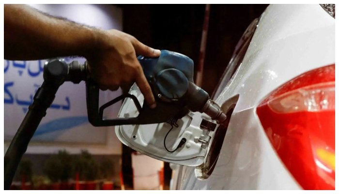 پیٹرولیم مصنوعات مہنگی ہونےکوتیار، 9.60روپے تک اضافے کا امکان
