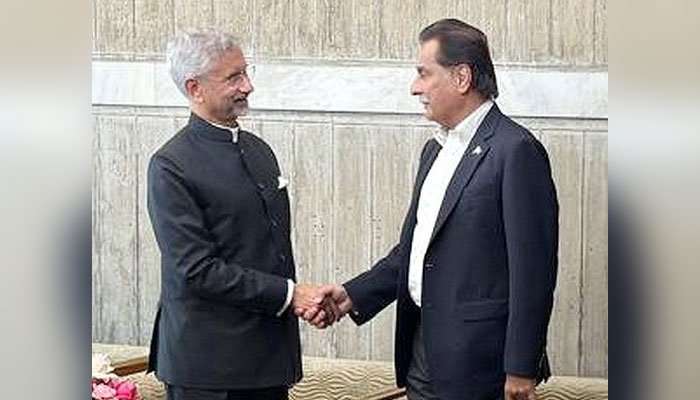 پاک بھارت کشیدگی کےباوجود ڈھاکا میں غیرمتوقع مصافحہ،جےشنکراورسردارایاز صادق آمنےسامنا