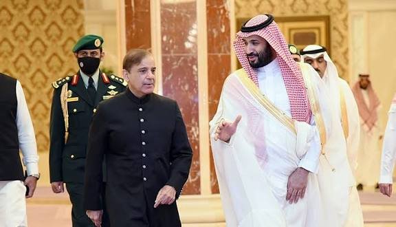 وزیرِ اعظم شہباز شریف اور سعودی ولی عہد کا مکالمے اور سفارت کاری کے ذریعے استحکام کے عزم کا اعادہ