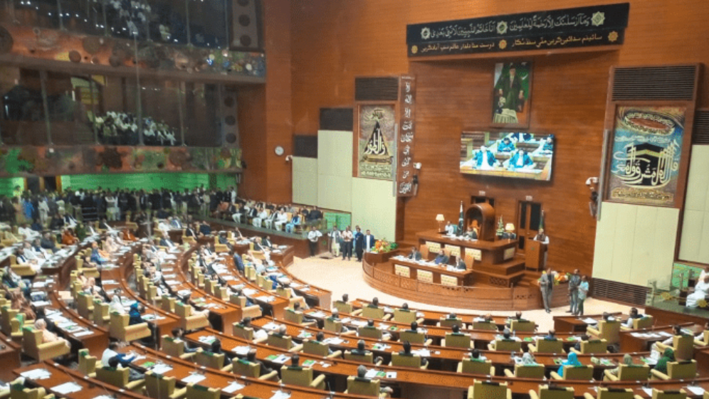 شراب خانوں کے لائسنس منسوخ کرنےاورپابندی کی تجویز ناکام، ایوان میں گرما گرم جملوں کا تبادلہ