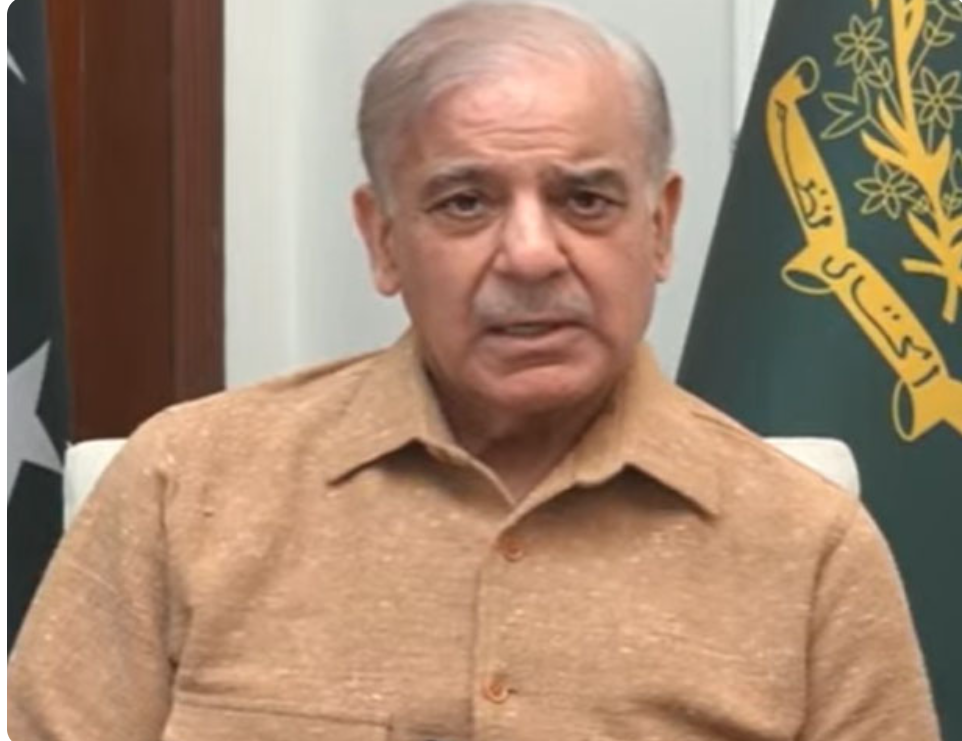 وزیر اعظم نے پیٹرول کی قیمت میں 80 روپے کمی کا اعلان کر دیا