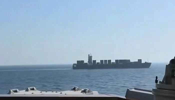 خلیج عمان میں نشانہ بننے والا ایرانی جہاز کراچی پہنچ گیا، مرمت کا امکان