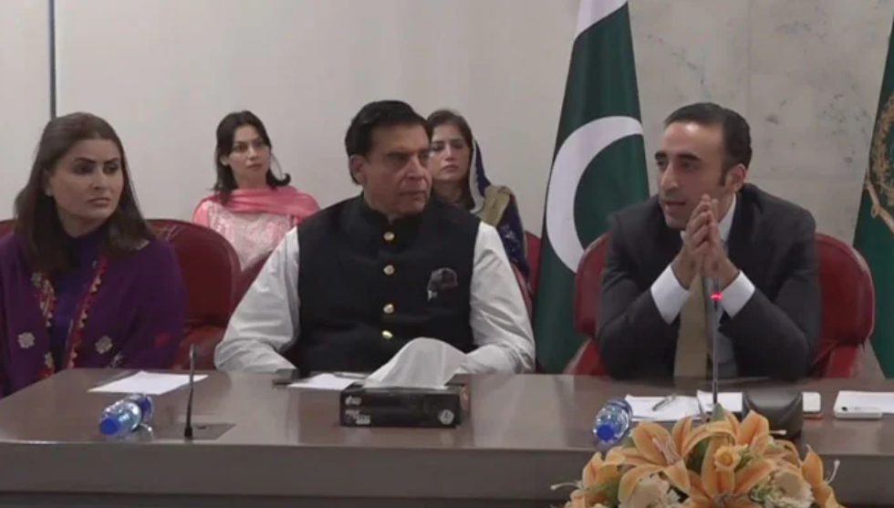 بلاول بھٹو نے شازیہ مری کو صحافیوں کے سامنے ٹوک دیا، ویڈیو وائرل